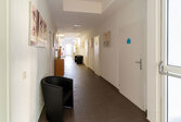 Flur zu den Wohnbereichen Bädern Küchen