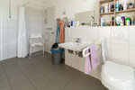 grosses helles Bad mit barierrefreier Dusche