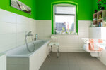 helles freundliches Badezimmer farbe grün weiss